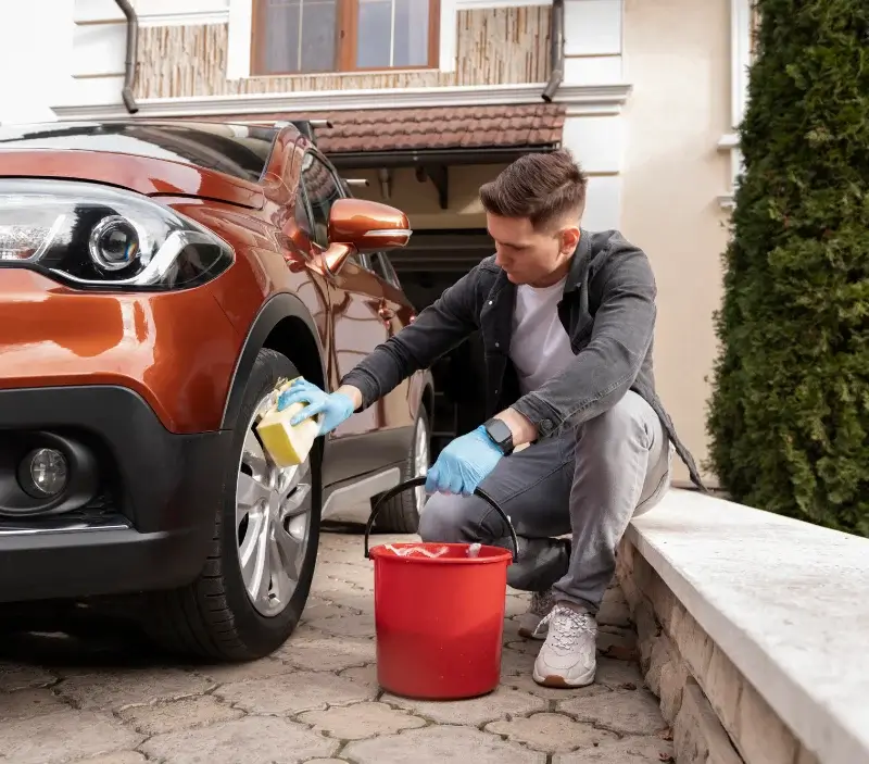 Lavage auto à domicile Saint-Étienne-les-Orgues : professionnel intervenant sur un véhicule